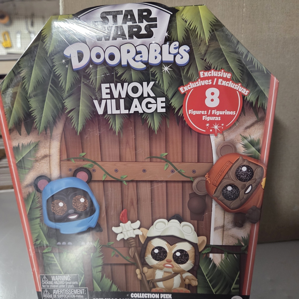 Star Wars Doorables Ewok Village Set with Brown and White Figures